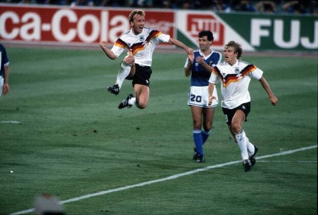 Torschütze Andreas Brehme (li.) und Jürgen Klinsmann (beide Deutschland) - Torjubel Fußball WM Herren Weltmeisterschaft 1990, Länderspiel, Finale, Endspiel, Deutschland - Argentinien 1:0 Gruppe Olympiastadion Rom Höhe, Freude, Begeisterung,
