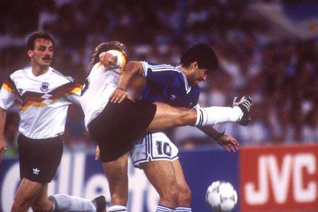 Diego Armando Maradona (Argentinien, re.) gegen Guido Buchwald (Deutschland) Fußball WM Herren Weltmeisterschaft 1990, Länderspiel, Finale, Endspiel, Deutschland - Argentinien 1:0 Gruppe Olympiastadion Rom Dynamik, Kampf,
