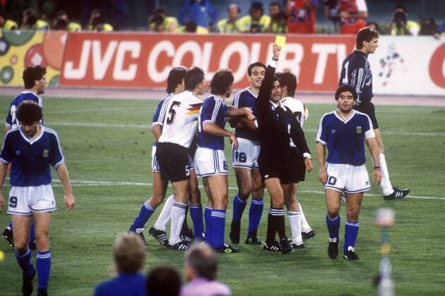 Schiedsrichter Edgardo Codesal Mendez (Mexiko) zeigt Diego Armando Maradona (Argentinien, re.) die gelbe Karte Fußball WM Herren Weltmeisterschaft 1990, Länderspiel, Finale, Endspiel, Deutschland - Argentinien 1:0 Totale Olympiastadion Rom Spannung