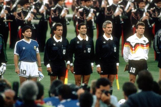 V. li.: Diego Armando Maradona (Argentinien), Linienrichter Armando Perz Hoyos (Kolumbien), Schiedsrichter Edgardo Codesal Mendez (Mexiko), Linienrichter Michal Listkiewicz (Polen) und Lothar Matthäus (Deutschland) Fußball WM Herren Weltmeisterschaft 1990, Länderspiel, Finale, Endspiel, Deutschland - Argentinien 1:0 Gruppe Olympiastadion Rom