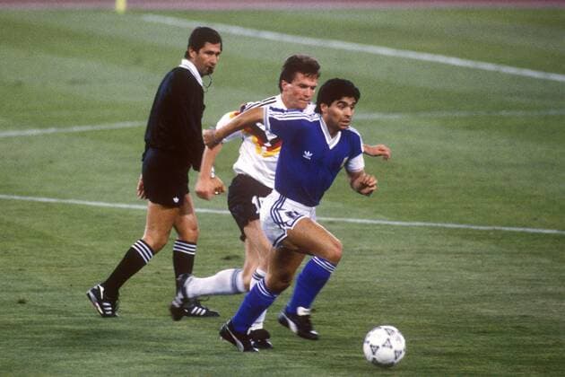 Diego Armando Maradona (Argentinien, re.) gegen Lothar Matthäus (Deutschland), dahinter Schiedsrichter Edgardo Codesal Mendez (Mexiko) Fußball WM Herren Weltmeisterschaft 1990, Länderspiel, Finale, Endspiel, Deutschland - Argentinien 1:0 Gruppe Olympiastadion Rom Dynamik,