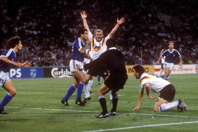 Rudi Völler (Deutschland, hinten) beschwert sich über die Entscheidung von Schiedsrichter Edgardo Codesal Mendez (Mexiko), am Boden kniet Klaus Augenthaler (Deutschland) Fußball WM Herren Weltmeisterschaft 1990, Länderspiel, Finale, Endspiel, Deutschland - Argentinien 1:0 Gruppe Olympiastadion Rom Wut