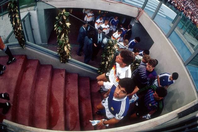 Diego Armando Maradona (Argentinien, vorn) und Lothar Matthäus (Deutschland) führen ihre Mannschaften beim Einmarsch an Fußball WM Herren Weltmeisterschaft 1990, Länderspiel, Finale, Endspiel, Deutschland - Argentinien 1:0 Totale Olympiastadion Rom