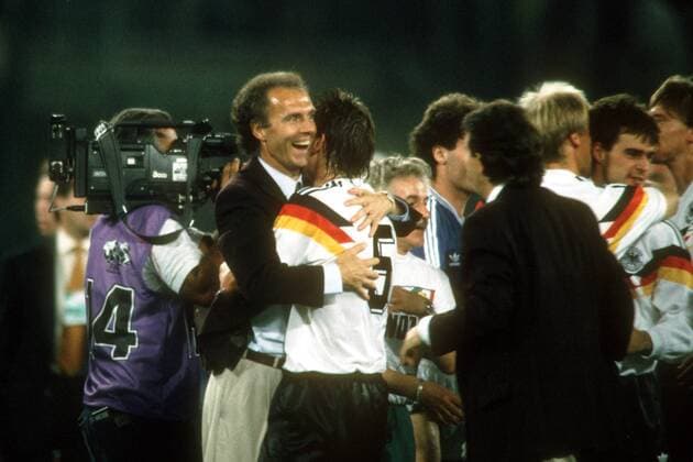 Teamchef Franz Beckenbauer (2. v. li.) umarmt Klaus Augenthaler (beide Deutschland) - Weltmeister Fußball WM Herren Weltmeisterschaft 1990, Länderspiel, Finale, Endspiel Gruppe Olympiastadion Rom Glück, Freude, Begeisterung,