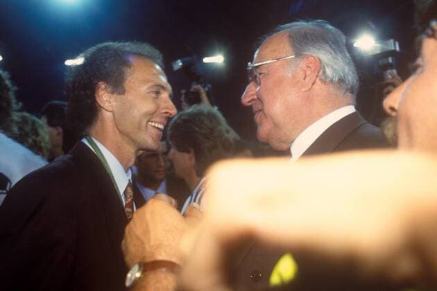 Bundeskanzler Helmut Kohl (CDU, re.) gratuliert Teamchef Franz Beckenbauer (beide Deutschland) Fußball WM Herren Weltmeisterschaft 1990, Länderspiel, Finale, Endspiel Gruppe Olympiastadion Rom Freude,