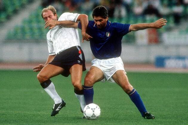 Carlo Ancelotti (re., Italien) gegen Steve McMahon (England) Fußball WM Herren Weltmeisterschaft 1990, Länderspiel, Spiel um Platz 3, Italien - England 2:1, Vneg Gruppe San Nicola, Sant Nicola Bari Dynamik,