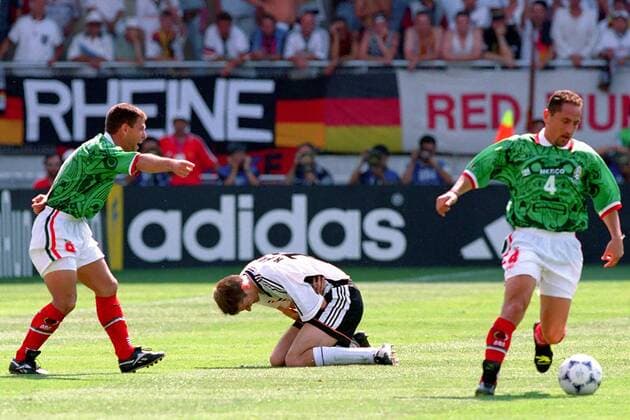 Dietmar Hamann (Mitte, Deutschland) verletzt am Boden, li. Alberto Garcia Aspe (Mexiko) reklamiert Fußball WM Herren Weltmeisterschaft 1998, Länderspiel, Deutschland - Mexiko 2:1, Achtelfinale, Vneg Gruppe Stade La Mosson Montpellier