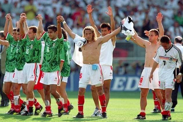 Abgang Mexiko, v.re.: Villa, Garcia Aspe, Bernal, Hernandez, Terrazas, Garcia, Carmona und Sanchez Fußball WM Herren Weltmeisterschaft 1998, Länderspiel, Deutschland - Mexiko 2:1, Achtelfinale, Vneg Totale Stade La Mosson Montpellier Enttäuschung,