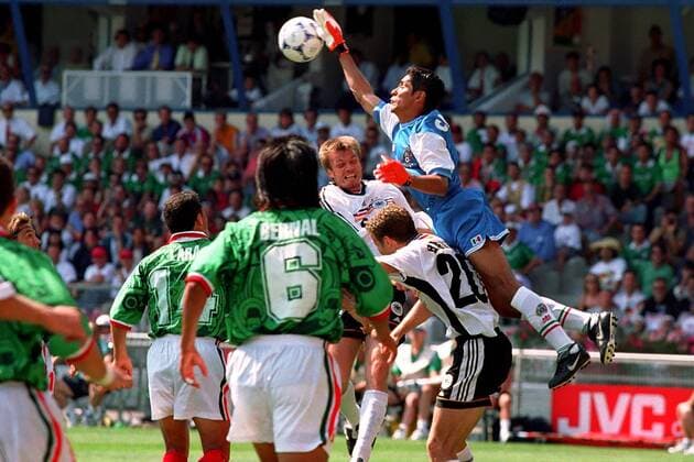 Torwart Jorge Campos (re., Mexiko) klärt vor Thomas Helmer (hinten) und Oliver Bierhoff (2.v.re., beide Deutschland) Fußball WM Herren Weltmeisterschaft 1998, Länderspiel, Deutschland - Mexiko 2:1, Achtelfinale, Vneg Gruppe Stade La Mosson Marseille Dynamik, Kampf, Höhe, Abwehr