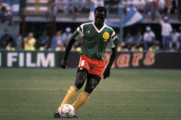 Emmanuel Kunde (Kamerun) am Ball Fußball WM Herren Weltmeisterschaft 1990, Länderspiel, Gruppenspiel, Gruppe B, Kamerun, Nationaltrikot, Nationalteam Einzelbild Giuseppe Meazza Stadion, San Siro Mailand Dynamik,