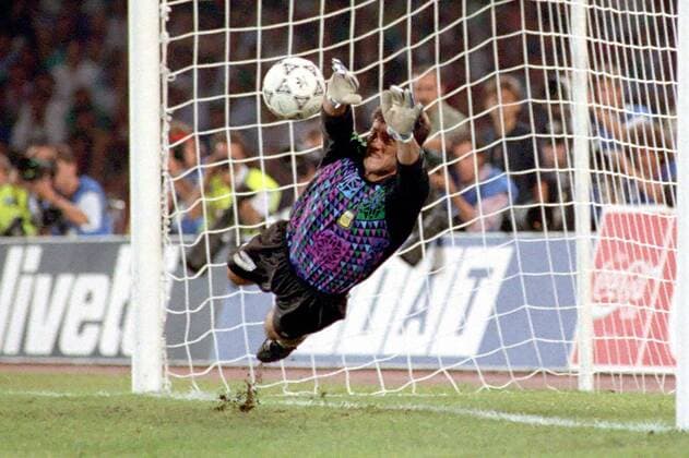 Torwart Sergio Goycoechea (Argentinien) hält im Elfmeterschießen einen Elfer Fußball WM Herren Weltmeisterschaft 1990, Länderspiel, Nationalmannschaft, Nationalteam, Nationaltrikot, Halbfinale Einzelbild Stadio San Paolo Neapel Dynamik, Abwehr,