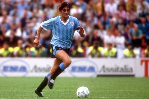 Enzo Francescoli (Uruguay) am Ball Fußball WM Herren Weltmeisterschaft 1990, Länderspiel, Nationalmannschaft, Nationalteam, Nationaltrikot, Gruppenspiel Einzelbild Stadio Friuli Udine Dynamik,