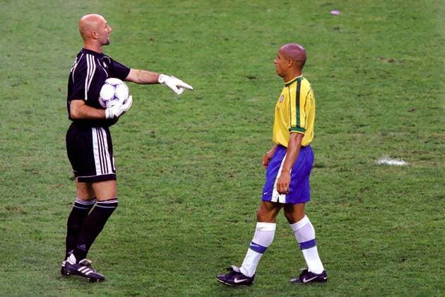 Torwart Fabien Barthez (Frankreich) zeigt auf Roberto Carlos (Brasilien) Fußball WM Herren Weltmeisterschaft 1998, Länderspiel, Nationalmannschaft, Nationalteam, Nationaltrikot, Endspiel Gruppe Stade de France Paris, Saint Denis