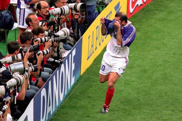 Zinedine Zidane (Frankreich) - Torjubel Fußball WM Herren Weltmeisterschaft 1998, Länderspiel, Nationalmannschaft, Nationalteam, Nationaltrikot, Endspiel Gruppe Stade de France Paris, Saint Denis Glück Freude, Begeisterung,