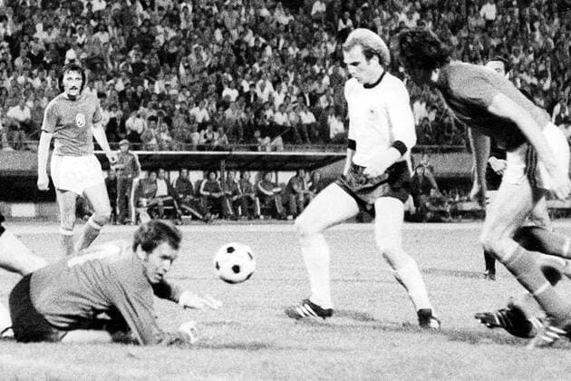 Fußball, EM Finale 1976 in Belgrad, Tschechoslowakei - Deutschland 5:3 i. E Uli Hoeneß (BRD, 2. v. re.) gegen Torwart Ivo Viktor (Tschechoslowakei) Fußball EM Herren Europameisterschaft 1976, Länderspiel, Nationalmannschaft, Nationalteam, Nationaltrikot, Endspiel Gruppe Belgrad