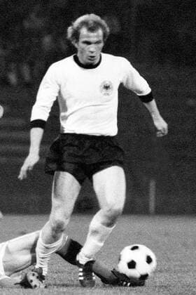 Fußball, EM Finale 1976 in Belgrad, Tschechoslowakei - Deutschland 5:3 i. E Uli Hoeneß (BRD) am Ball Fußball EM Herren Europameisterschaft 1976, Länderspiel, Nationalmannschaft, Nationalteam, Nationaltrikot, Endspiel Einzelbild Belgrad Dynamik,