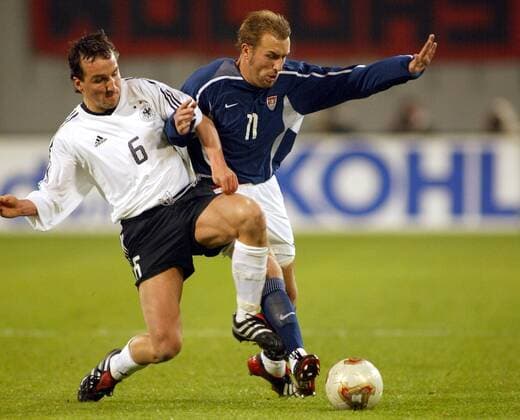 Jens Jeremies (Deutschland, li.) gegen Clint Mathis (USA) Fußball Länderspiel Herren Freundschaftsspiel 2002, Nationalmannschaft, Nationalteam, Nationaltrikot, Gruppe Ostseestadion Rostock Dynamik, Kampf,