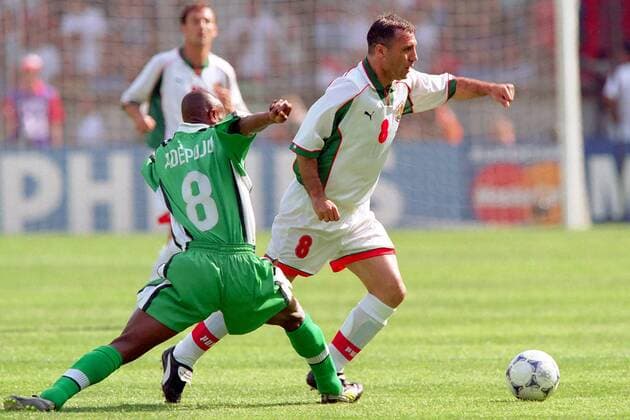 Hristo Stoitchkov (re., Bulgarien) gegen Mutiu Adepoju (Nigeria) Fußball WM Herren Weltmeisterschaft 1998, Länderspiel, Nationalmannschaft, Nationalteam, Nationaltrikot, Gruppenspiel Gruppe Parc des Princes, Prinzenpark Paris Dynamik,