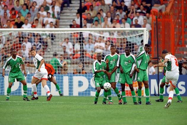 Hristo Stoitchkov (Bulgarien, re.) - Freistoß Fußball WM Herren Weltmeisterschaft 1998, Länderspiel, Nationalmannschaft, Nationalteam, Nationaltrikot, Gruppenspiel Totale Parc des Princes, Prinzenpark Paris Dynamik, Abwehr,