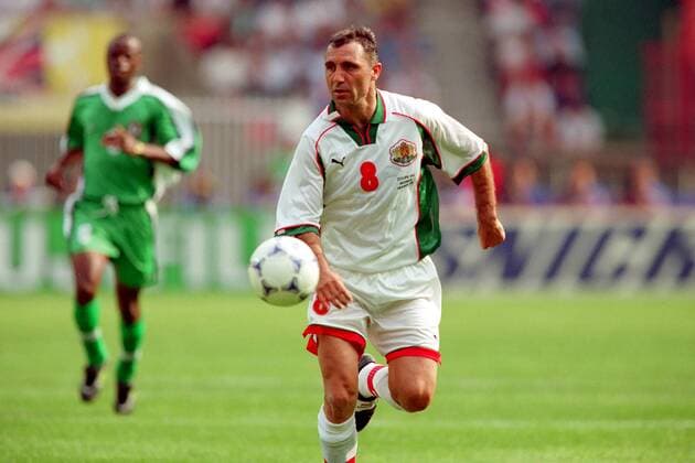 Hristo Stoitchkov (Bulgarien) am Ball Fußball WM Herren Weltmeisterschaft 1998, Länderspiel, Nationalmannschaft, Nationalteam, Nationaltrikot, Gruppenspiel Einzelbild Parc des Princes, Prinzenpark Paris Dynamik,