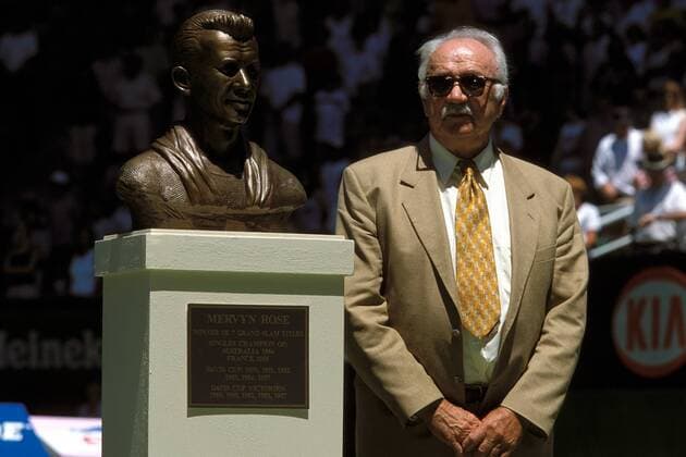 Tennislegende Mervyn Rose (re., Australien) neben seiner Büste, die später in der International Hall of Fame aufgestellt werden soll Tennis Herren Australian Open 2002, Grand Slam, Einzelbild Flinders Park, ATP-Tour Melbourne