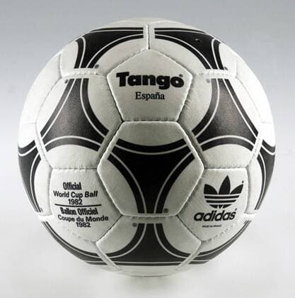 Der offizielle adidas Tango Espana - Spielball der Weltmeisterschaft 1982 in Spanien Fußball WM Herren Weltmeisterschaft 1982, Vdia Einzelbild Freisteller