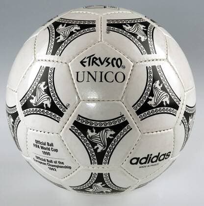 Der offizielle adidas Etrusco Unico - Spielball der Weltmeisterschaft 1990 in Italien Fußball WM Herren Weltmeisterschaft 1990, Vdia Einzelbild Freisteller