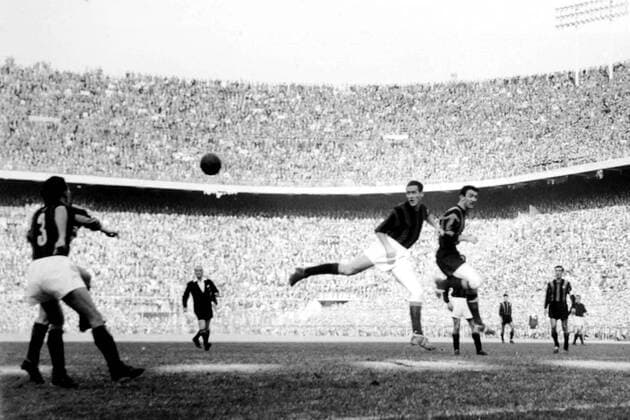 Eddy Firmani (Inter, re.) gegen Nils Liedholm (Milan) Fußball Herren Serie A 1958 1959, 1. Italienische Liga, AC Mailand - Internazionale Mailand 1:1 Totale San Siro Mailand Dynamik, Masse,