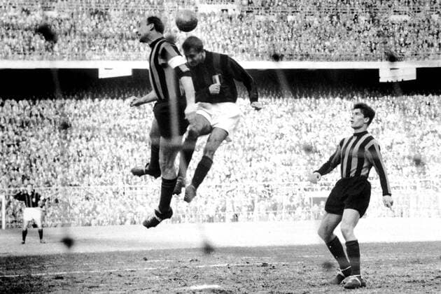 Giovanni Invernizzi (Inter, li.) gegen Carlo Galli (Milan) Fußball Herren Serie A 1957 1958, Italienische Liga, AC Mailand - Internazionale Mailand 2:2 Totale San Siro Mailand Dynamik,