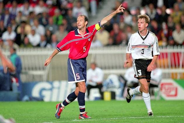 Thomas Dooley (USA, li.) und Jörg Heinrich (Deutschland) Fußball WM Herren Weltmeisterschaft 1998, Gruppenspiel, Gruppe F, Länderspiel, Deutschland - USA 2:0 Gruppe Stade Parc des Princes, Prinzenpark-Stadion Paris