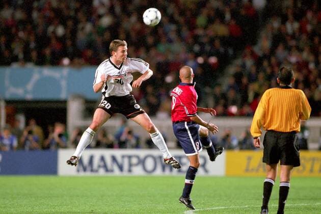 Oliver Bierhoff (Deutschland, li.) - Kopfball, Stewart (USA, Mitte) kommt zu spät Fußball WM Herren Weltmeisterschaft 1998, Gruppenspiel, Gruppe F, Länderspiel, Deutschland - USA 2:0 Gruppe Stade Parc des Princes, Prinzenpark-Stadion Paris Dynamik, Höhe,