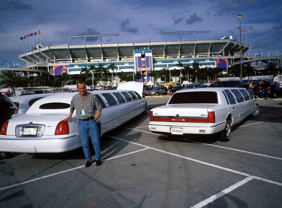 Bravo-Reporter bewundert die Stretchlimousinen vor dem Joe Robey Stadium American Football Herren NFL Saison 1998 1999, Superbowl, Super Bowl, Finale, Endspiel, National Football League, Mfdia Totale Joe Robey Stadium Miami