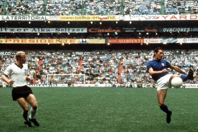 Luigi Riva (Italien) - Schuss, Berti Vogts (BR Deutschland, li.) schaut zu Fußball WM Herren Weltmeisterschaft 1970, Halbfinale, Länderspiel, Nationalmannschaft, Nationalteam, Nationaltrikot Totale Estadio Azteca, Azteken-Stadion Mexico-City Dynamik,
