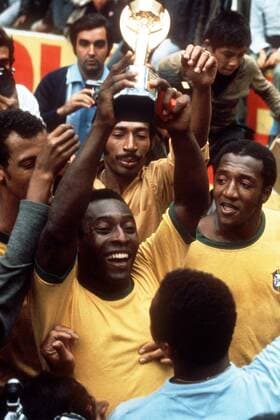 Pele (Brasilien, Mitte) präsentiert den Weltmeister-Pokal Fußball WM Herren Weltmeisterschaft 1970, Endspiel, Finale, Nationalmannschaft, Nationalteam, Nationaltrikot Gruppe Estadio Azteca, Azteken-Stadion Mexico-City Glück Freude, Begeisterung,