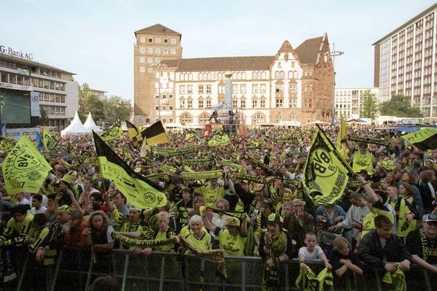 BVB-Fans feiern den Champions League Triumph auf dem Dortmunder Friedensplatz - im Hintergrund das Dortmunder Rathaus Fußball EC 1 Herren Champions League 1996 1997, Borussia Dortmund, Europacupsieger, Sieg, Sieger, Feier, Siegesfeier, Totale Dortmund Masse, Begeisterung, Freude,