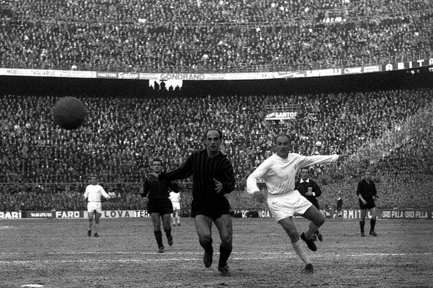 Alfredo di Stefano (Real Madrid, re.) gegen Dino Sani (Milan) Fußball EC 1 Herren Europapokal der Landesmeister 1963 1964, Europacup, Viertelfinale, Gruppe Stadio Giuseppe Meazza, San Siro Mailand Dynamik,