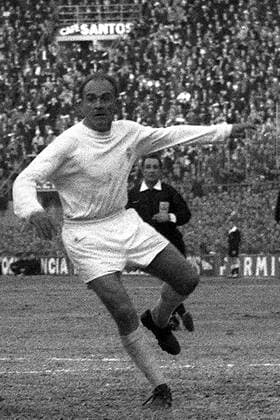 Alfredo di Stefano (Real Madrid) Fußball EC 1 Herren Europapokal der Landesmeister 1963 1964, Europacup, Viertelfinale, Einzelbild Stadio Giuseppe Meazza, San Siro Mailand Dynamik,