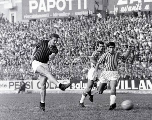 Angelo Benedicto Sormani (Milan, li.) zieht ab Fußball Herren Serie A 1965 1966, 1. Italienische Liga, Spal Ferrara - AC Mailand 1:1 Gruppe Paolo Mazza Ferrara Dynamik,