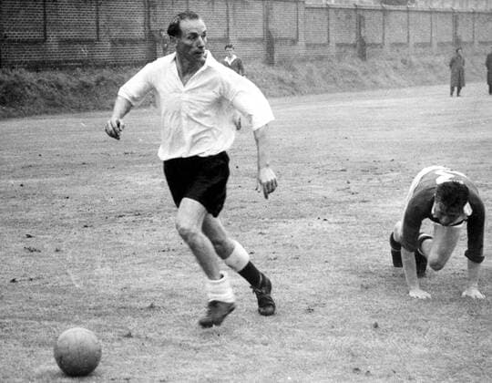Stanley Matthews (Stoke City, li.) am Ball Fußball Herren First Division 1946 1947, 1. Englische Liga, Stoke City Gruppe Stoke Dynamik,