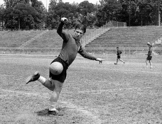 Ferenc Puskas (Real) am Ball Fußball Herren Primera Division 1963 1964, 1. Spanische Liga, Training, Real Madrid Einzelbild Madrid