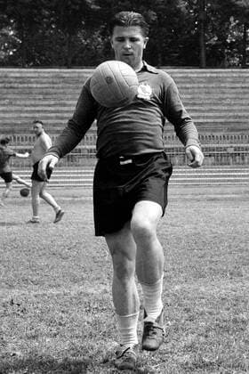 Ferenc Puskas (Real) am Ball Fußball Herren Primera Division 1963 1964, 1. Spanische Liga, Training, Real Madrid Einzelbild Madrid