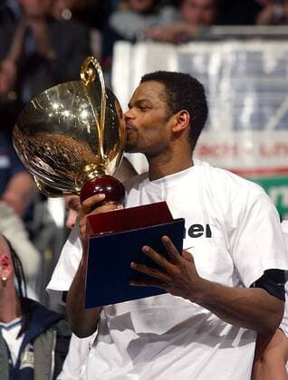 Joel Abati (SCM) küsst den Champions-League-Pokal Handball EC 1 Herren Champions League 2001 2002, Finale, Endspiel, SC Magdeburg Einzelbild Bördelandhalle, Emotionen Magdeburg Glück Freude, Begeisterung,