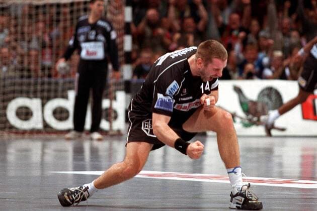 Steffen Stiebler (SCM) - Siegesjubel Handball EC 1 Herren Champions League 2001 2002, Finale, Endspiel, SC Magdeburg Einzelbild Bördelandhalle Magdeburg Freude, Begeisterung,