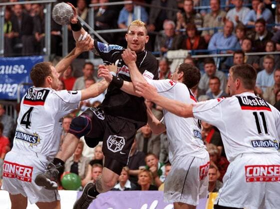 Stefan Kretzschmar (SCM, Mitte) gegen Gergs Ivantcsik (li.) und Josef Eles (beide Veszprem) Handball EC 1 Herren Champions League 2001 2002, Finale, Endspiel, SC Magdeburg - KC Fotex Veszprem 30:25 Gruppe Bördelandhalle Magdeburg Dynamik, Kampf,