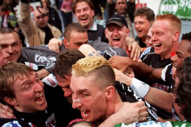 Stefan Kretzschmar (re.) und Torwart Agerschou (beide SCM) - Siegesjubel Handball EC 1 Herren Champions League 2001 2002, Finale, Endspiel, SC Magdeburg Gruppe Bördelandhalle Magdeburg Freude, Begeisterung,