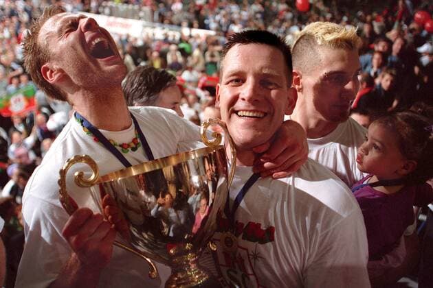 Olafur Stefansson (li.) und Trainer Alfred Gislason (beide SCM) mit dem Champions-League-Pokal Handball EC 1 Herren Champions League 2001 2002, Finale, Endspiel, SC Magdeburg Gruppe Bördelandhalle Magdeburg Glück Freude, Begeisterung,