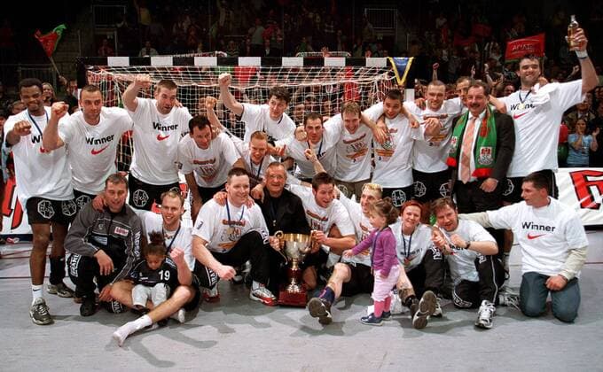Der SC Magdeburg feiert den Sieg der Champions League 2001 2002 als erste deutsche Mannschaft der Geschichte Handball EC 1 Herren Champions League 2001 2002, Finale, Endspiel, SC Magdeburg Totale Bördelandhalle Magdeburg Freude, Begeisterung,