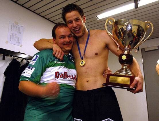 Bennet Wiegert (SCM) umarmt einen Fan und den Champions-League-Pokal Handball EC 1 Herren Champions League 2001 2002, Finale, Endspiel, SC Magdeburg Gruppe Bördelandhalle Magdeburg Freude, Begeisterung,