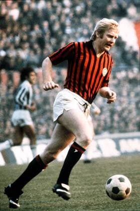 Karl-Heinz Schnellinger (Milan) am Ball Fußball Herren Serie A 1968 1969, 1. Italienische Liga, AC Mailand - Juventus Turin 0:0 Einzelbild Stadio Giuseppe Meazza, San Siro Mailand Dynamik,