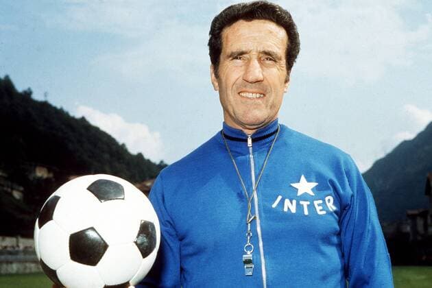 Trainer Helenio Herrera (Inter) mit Ball und Pfeife Fußball Herren Serie A 1962 1963, 1. Italienische Liga, Internazionale, Saisonvorbereitung, Training Porträt Mailand